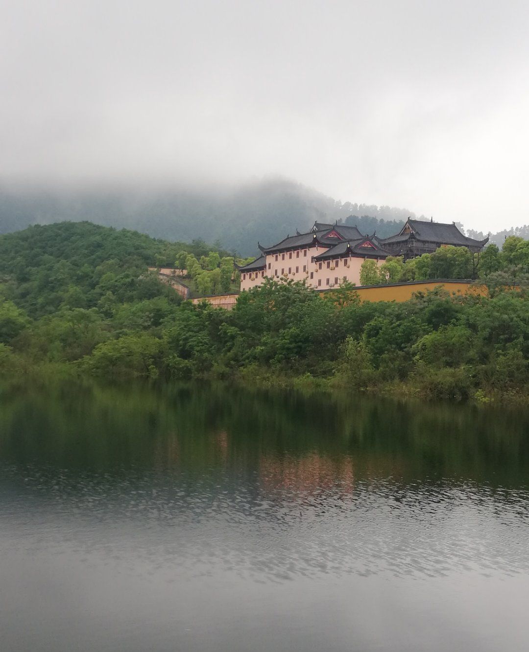 烟雨过后山下寺庙禅意深