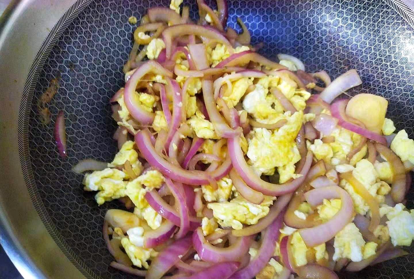 洋葱炒鸡蛋这样做更营养更美味
