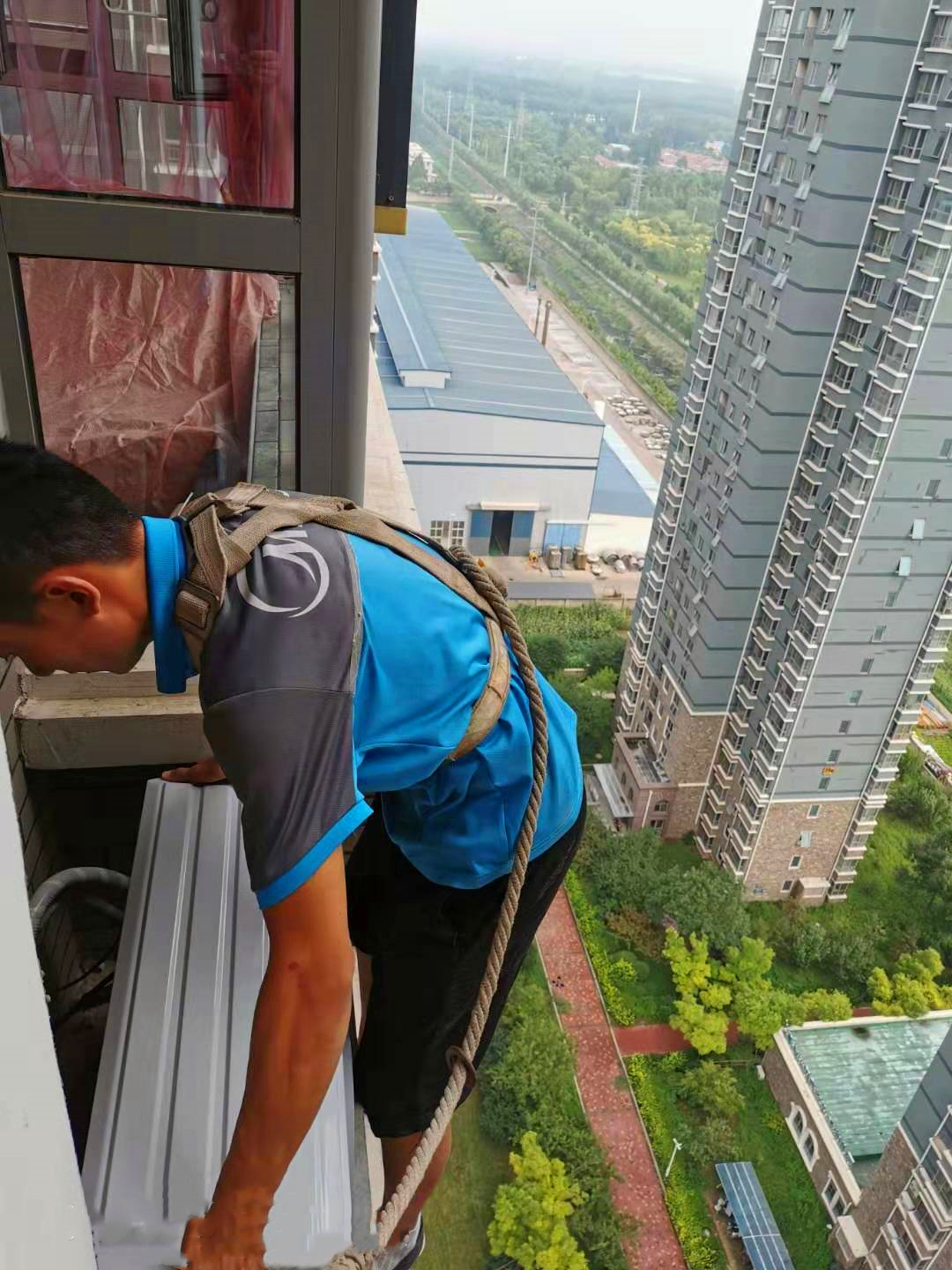 安装空调经常会高空作业,高达最高曾在30多层的楼外装过空调.