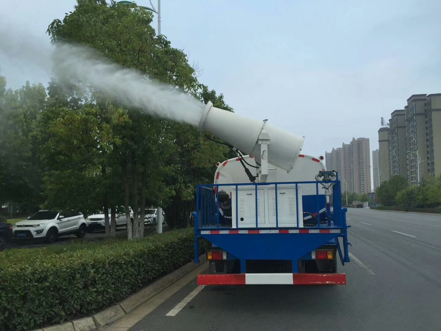 柳汽乘龙20方绿化喷洒抑尘多功能洒水车