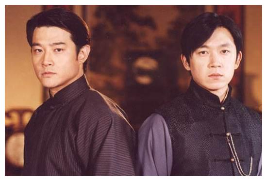 之后和赵薇搭档主演了电视剧《京华烟云》,饰演孔立夫,剧中他放弃儿女