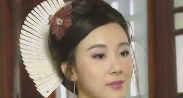 林诗音的香木扇子,完全展开摆在头上,天气热了,取下来扇一扇