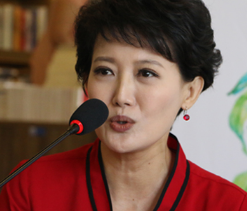 她是绯闻最少的主持人,坚守岗位20多年,如今46岁依然未出嫁|梁艳|出嫁