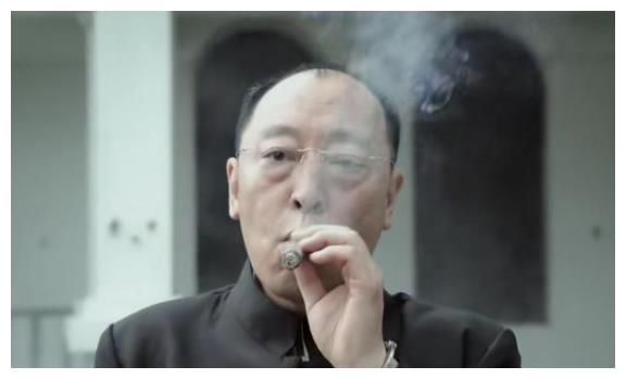 当年《战狼1》中倪大红的这个镜头实在太经典了,没几个人敢拍