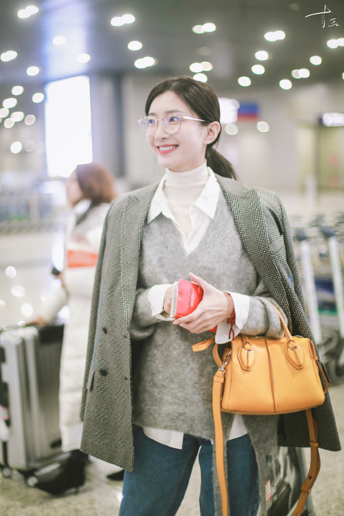 江疏影戴眼镜穿灰色格子西装现身机场,皮肤白皙面带微笑
