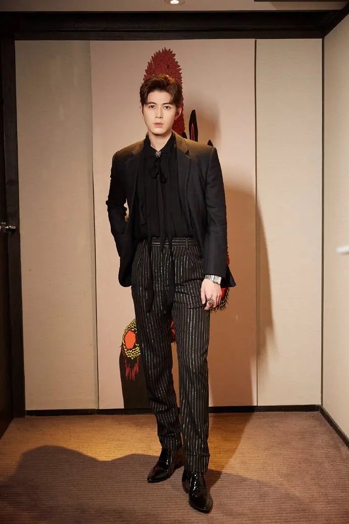 时尚男星陈学冬禁欲系西装儒雅精致帅气写真