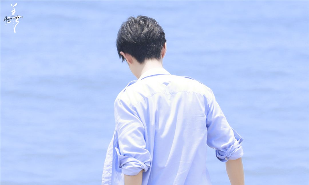 来一波海边玩耍的少年肖战壁纸