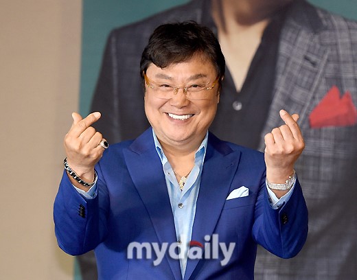 韩国歌手金南镇出道55周年纪念限定专辑发布会