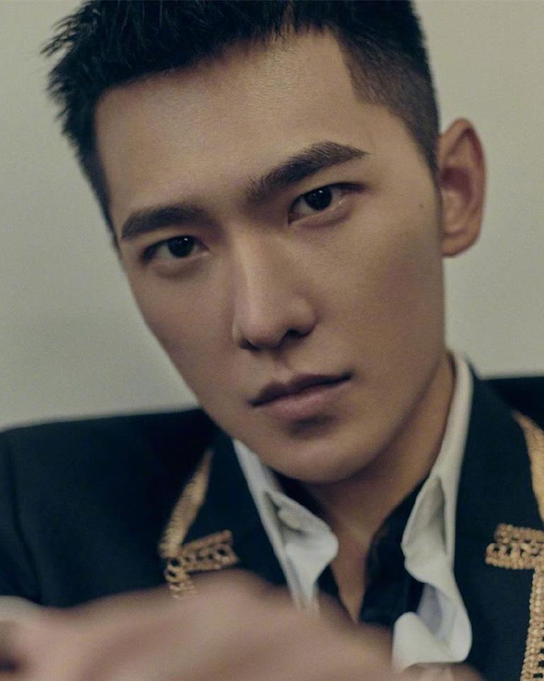 杨洋荷尔蒙指数爆表,剪寸头拍写真意外迷人,这颜值绝了!