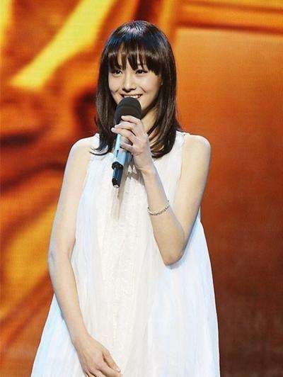 郑爽早期素颜出席活动,没有一点偶像包袱,真是娱乐圈的一股清流