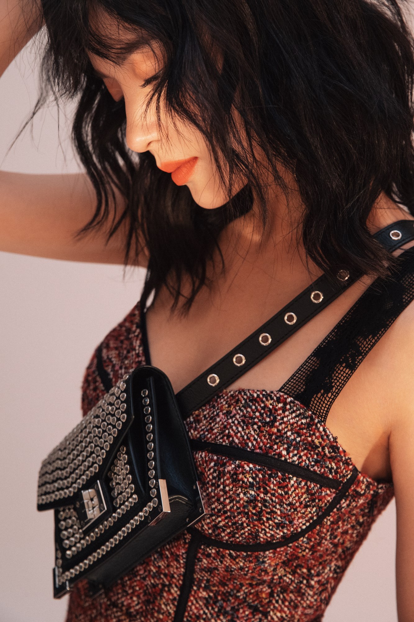 施诗最新时尚写真 潇洒利落不失率性大气