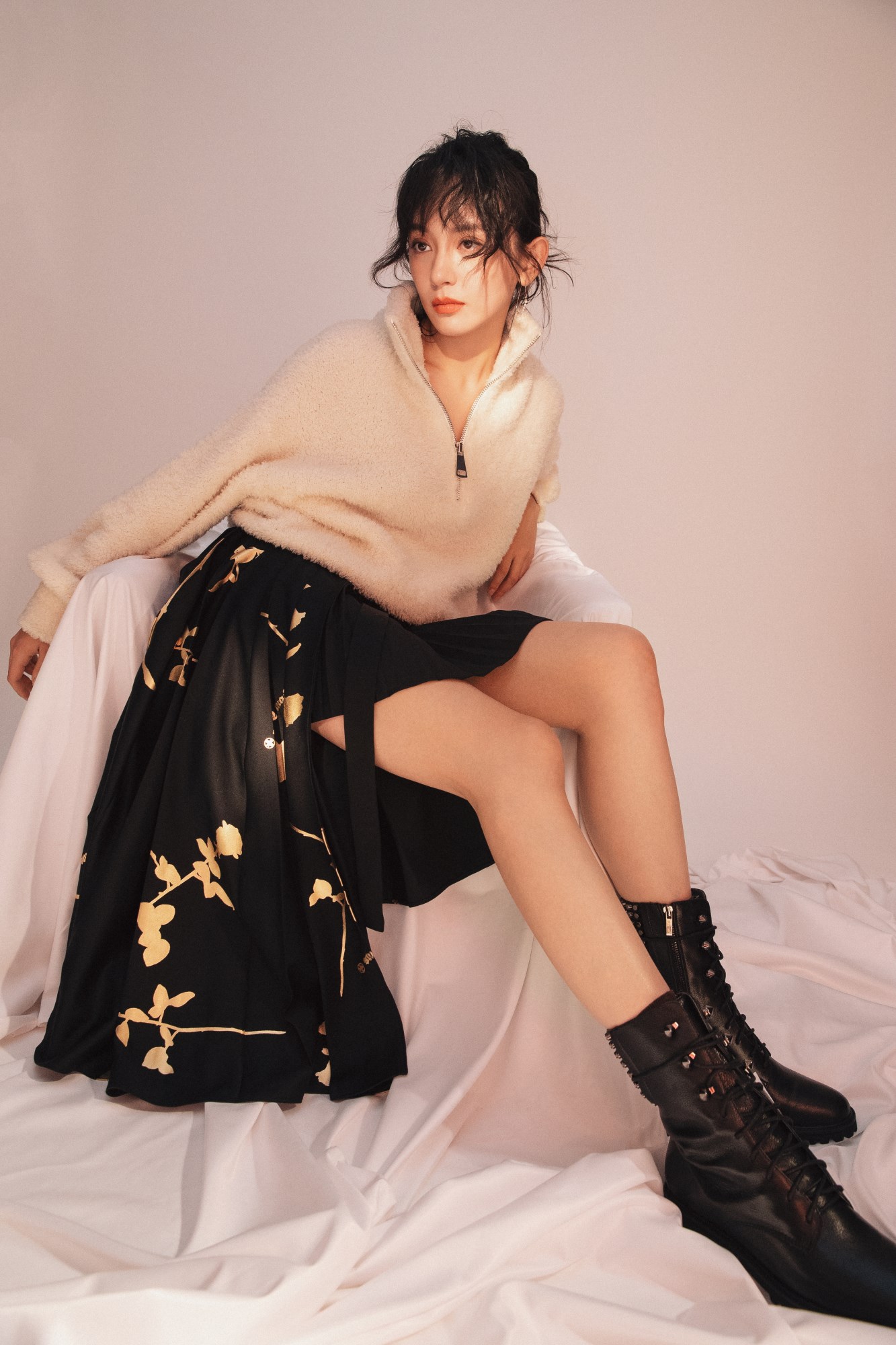 施诗最新时尚写真 潇洒利落不失率性大气