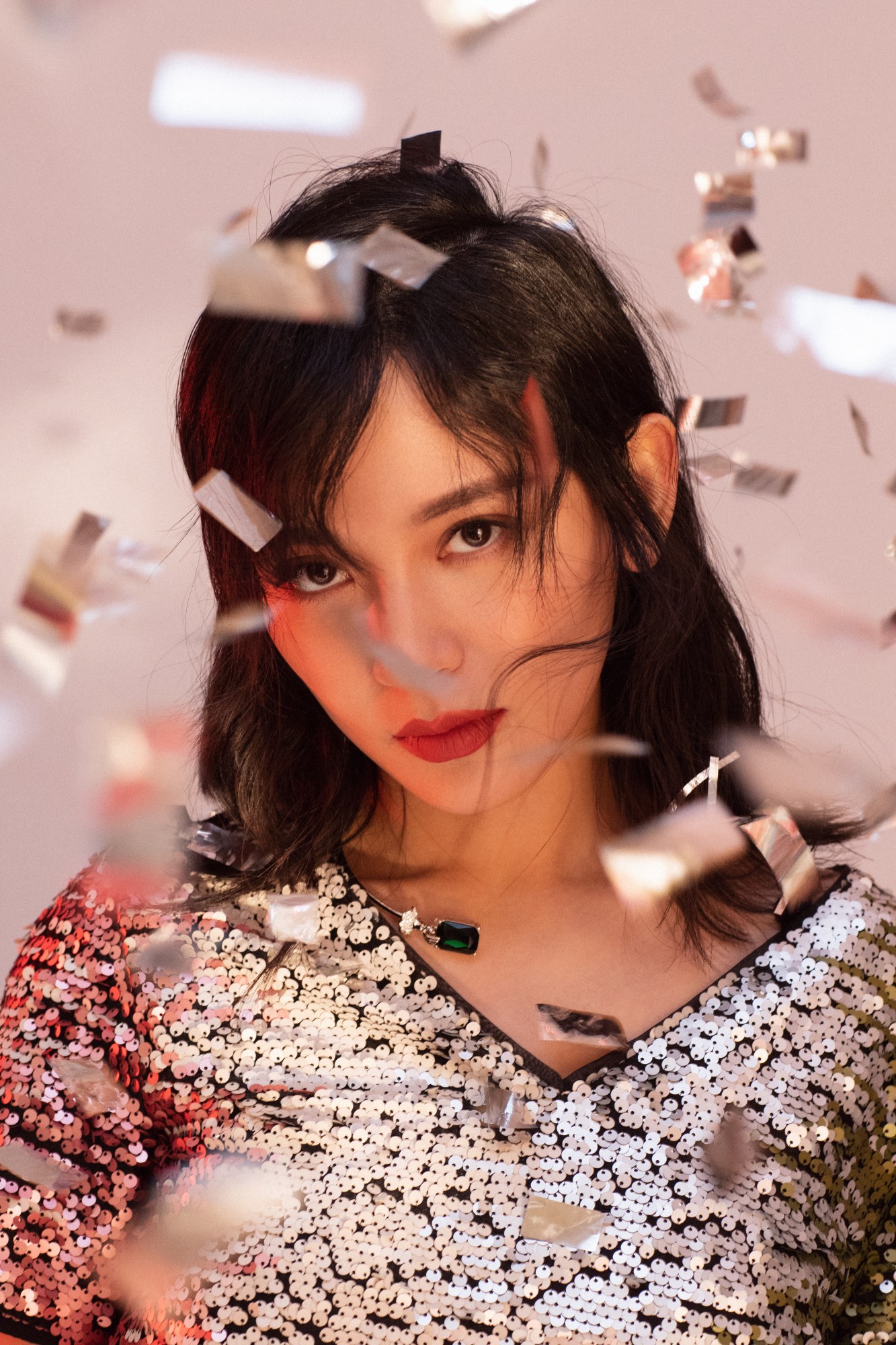 施诗最新时尚写真 潇洒利落不失率性大气