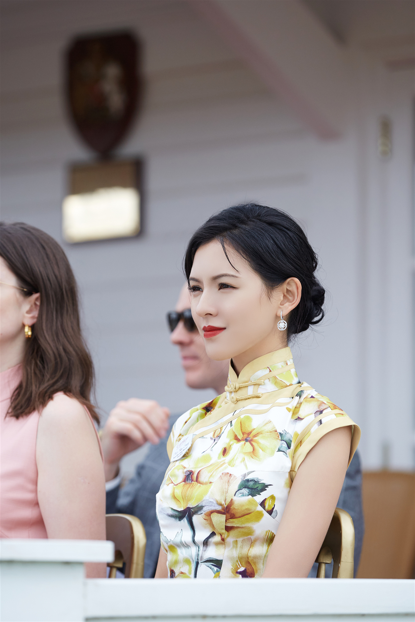 张予曦受邀英女王马球赛 旗袍造型显东方神韵