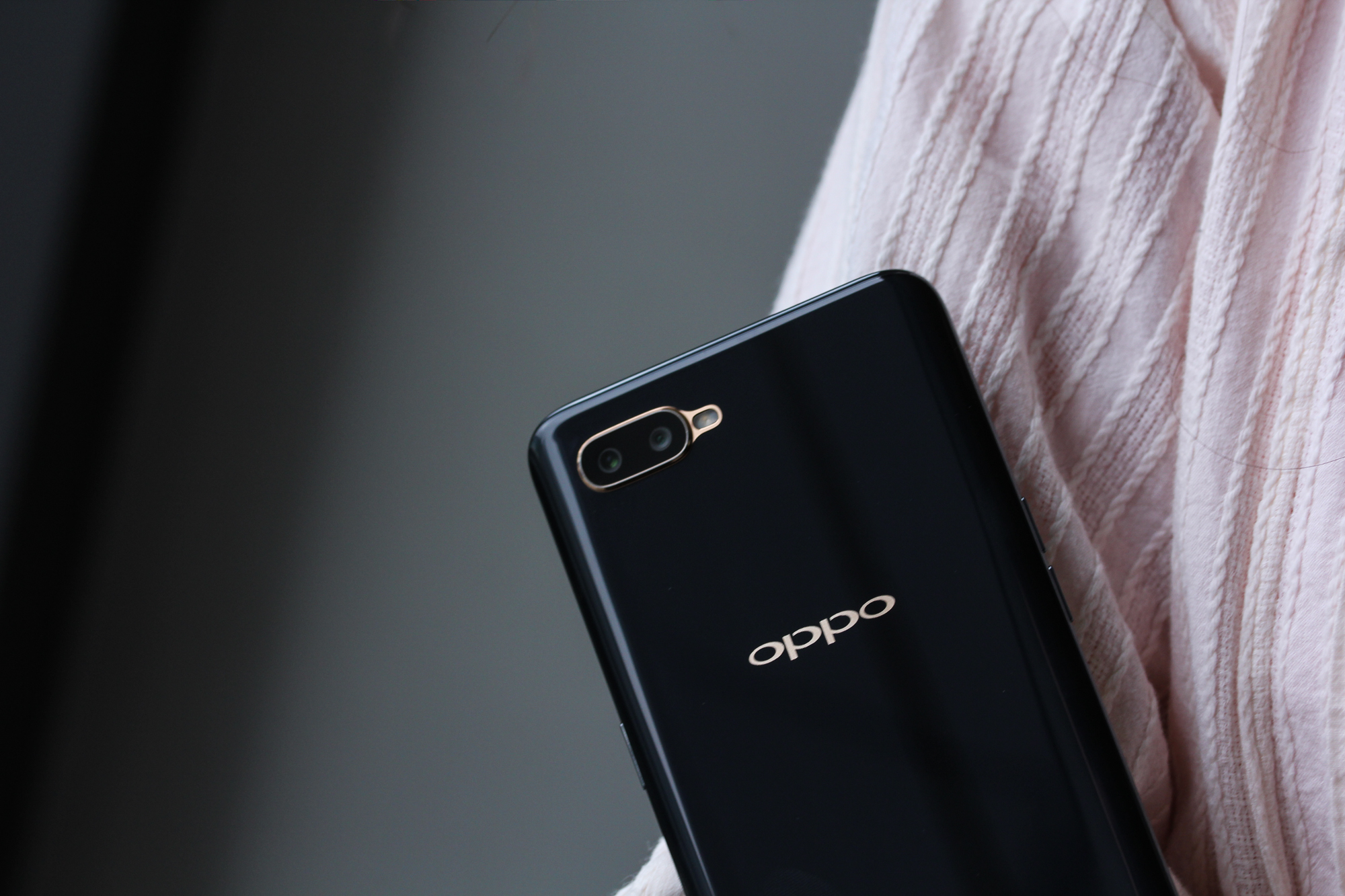 oppo k1墨玉黑图赏:墨色光柱与黑美玉的交织,深邃而典雅__财经头条
