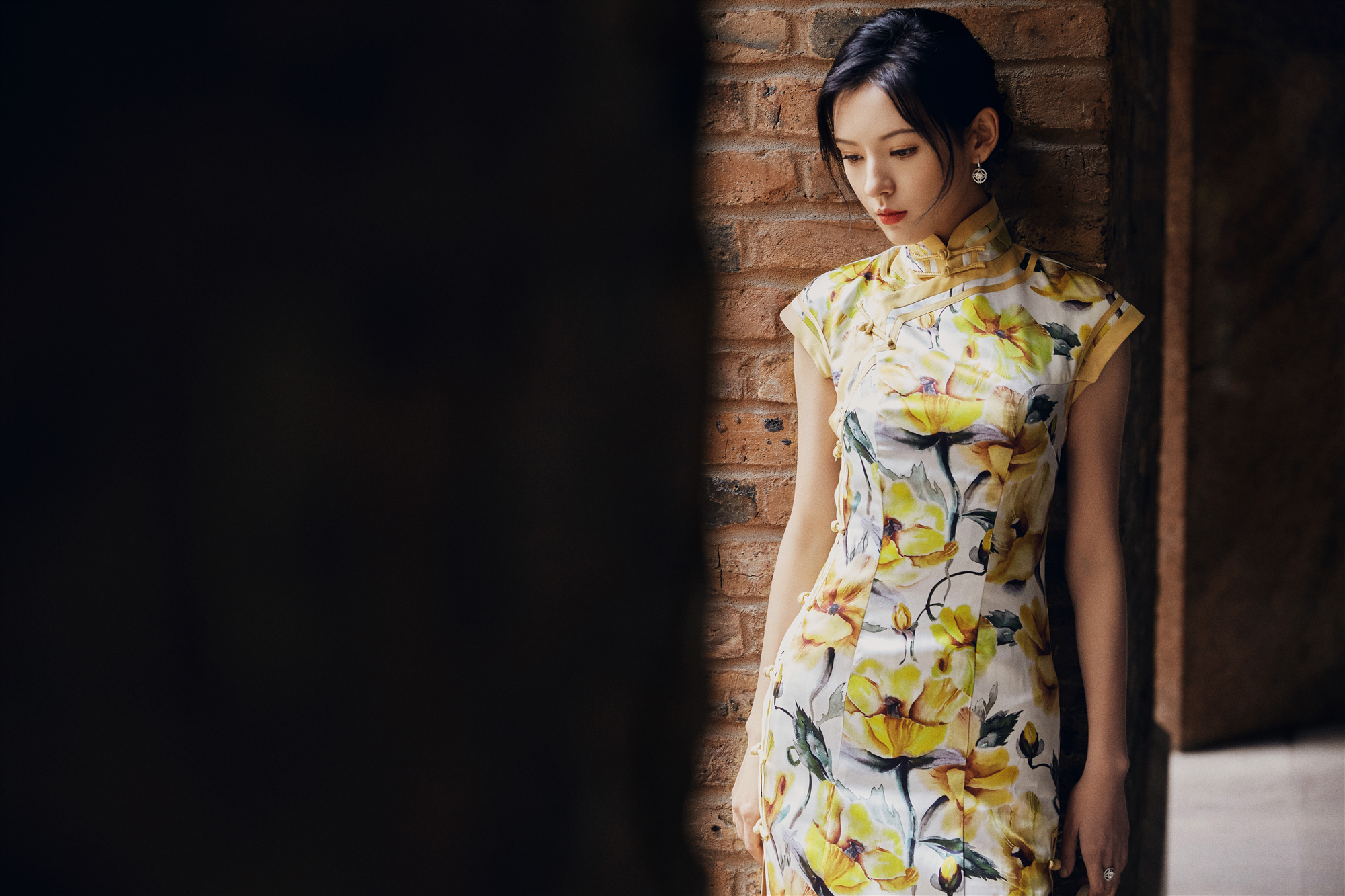 张予曦受邀英女王马球赛 旗袍造型显东方神韵