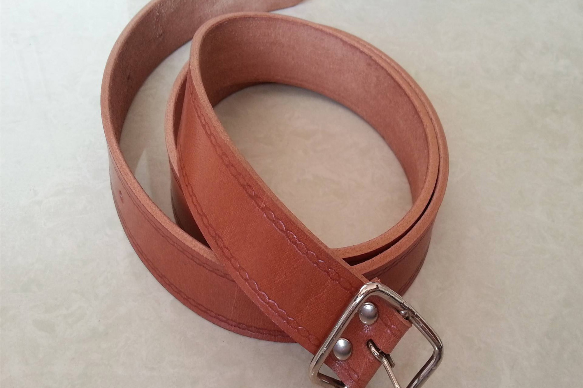 农村赶集,20元一根现割的"牛皮带"很多人都爱买,是真的吗?