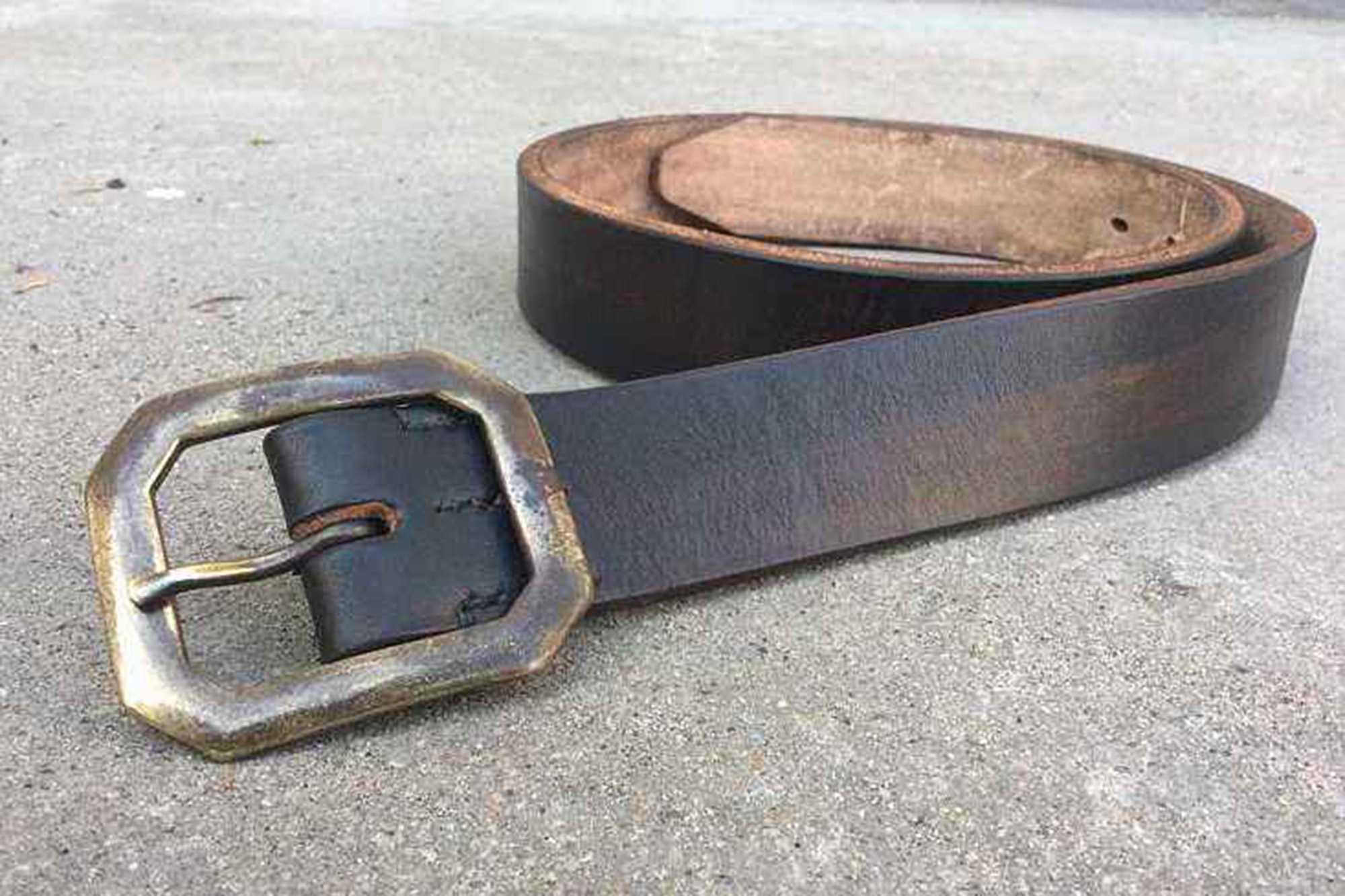 正文  这几年在当地农村的集市再也没见过"牛皮"皮带了.