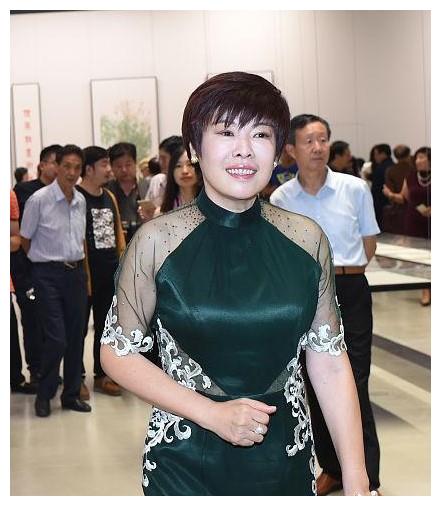 于丹这身打扮被网友喷!穿得像个贵妇人,还有保镖跟随