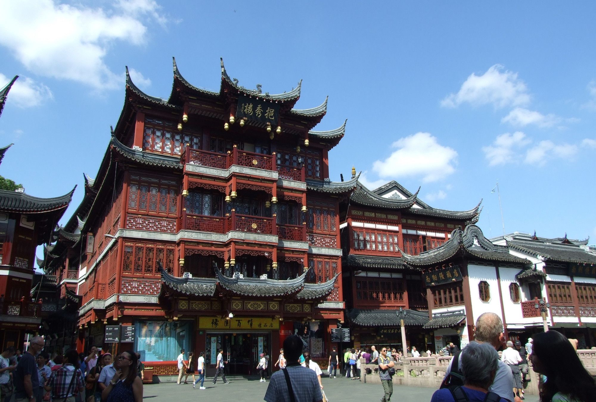 城隍庙让你全面地领略到上海的历史、建筑、文化、风情,传统