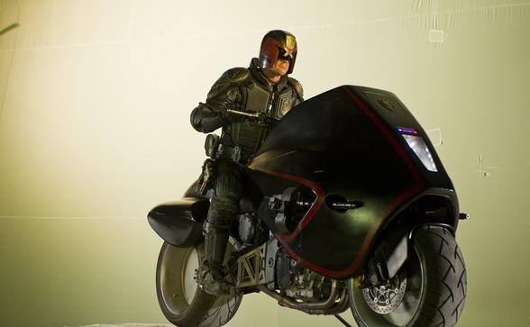 一位朋友问了个特别有意思的问题,电影《新特警判官》中男主角骑的那