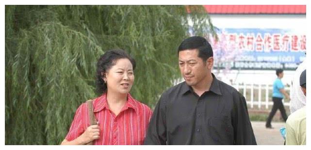 只有饰演二奎的郭铁成和饰演顾小红的王奕是专业演员,但在《刘老根3》