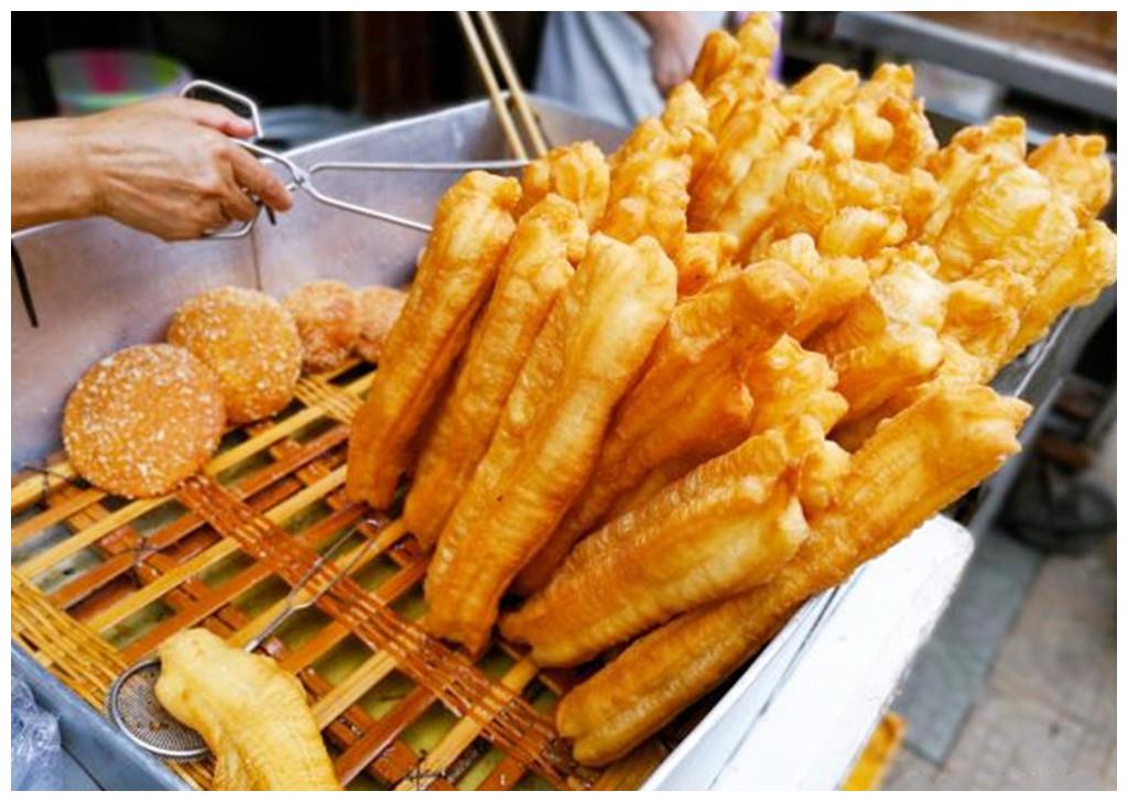 夫妻两口子摆摊20多年,只卖最良心的油条,回头客超多