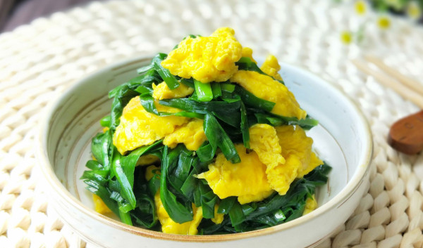 韭菜炒鸡蛋好吃又好看记住这几招,鸡蛋鲜嫩,韭菜翠绿