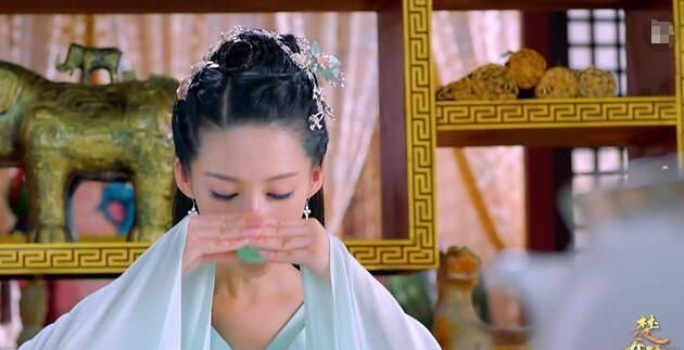 古装美人饮酒,赵丽颖俏皮,李沁优雅,杨幂仙气,而她秒杀众人!