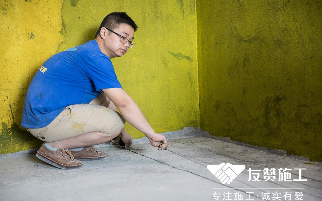 工人师傅会先在需要弹设施工参照线区域放置好红外线水平仪并调整平整