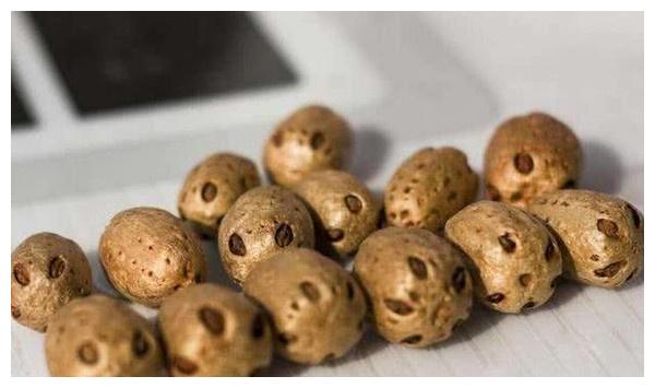 南方这种水果,烂掉了才有人捡回去吃,它的果核就是"菩提子"