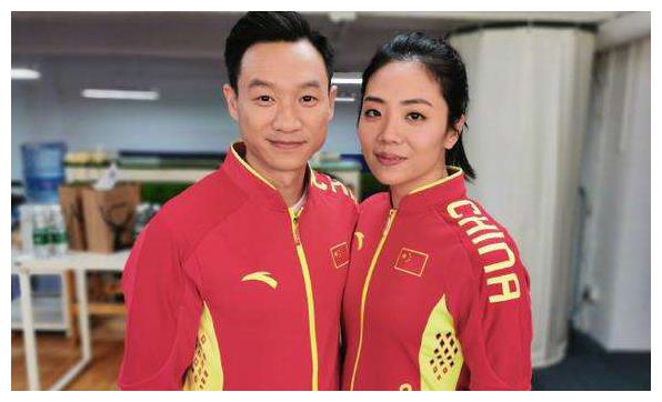 杨威一家四口合照,双胞胎女儿有身高差,一个像爸一个像妈太好认