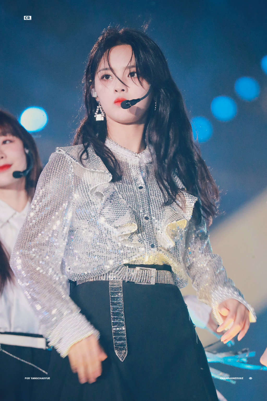 杨超越跨年演唱会造型,连头发丝都好看!_高清图集_新浪网