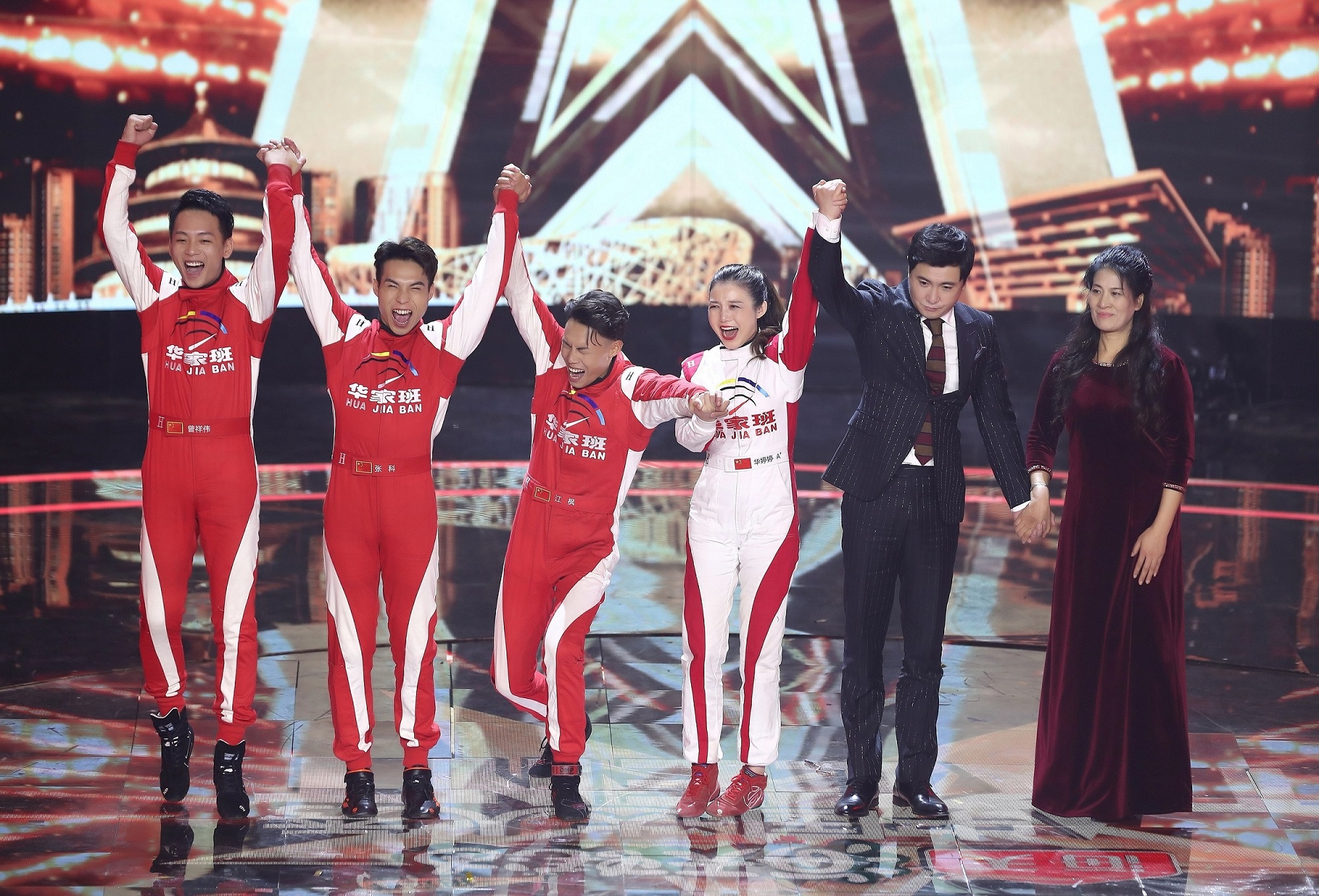 《中国达人秀》绝美空中舞蹈展东方韵味飞车特技表演再获沈腾力挺