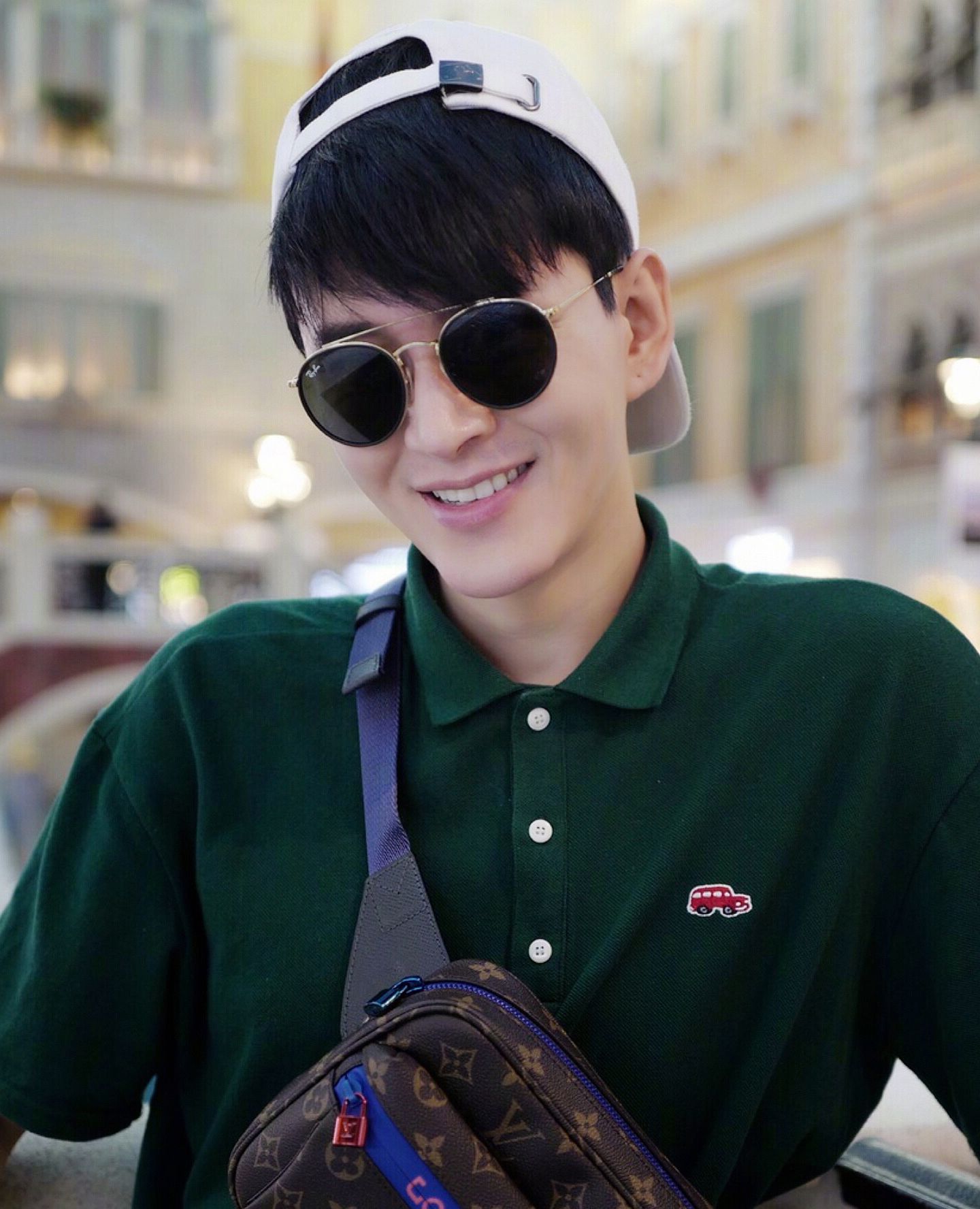 黄宥明的12张手机壁纸图1一袭白衣网友被高颜值太监圈粉了