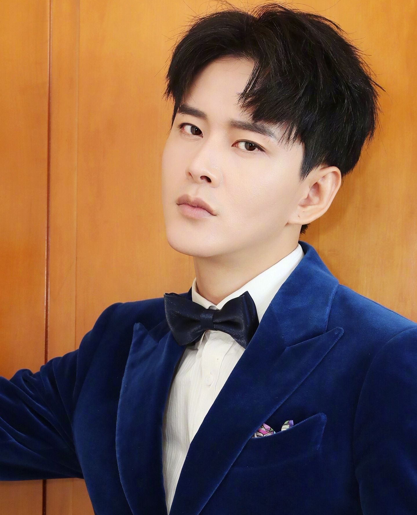 黄宥明的12张手机壁纸图1一袭白衣网友被高颜值太监圈粉了