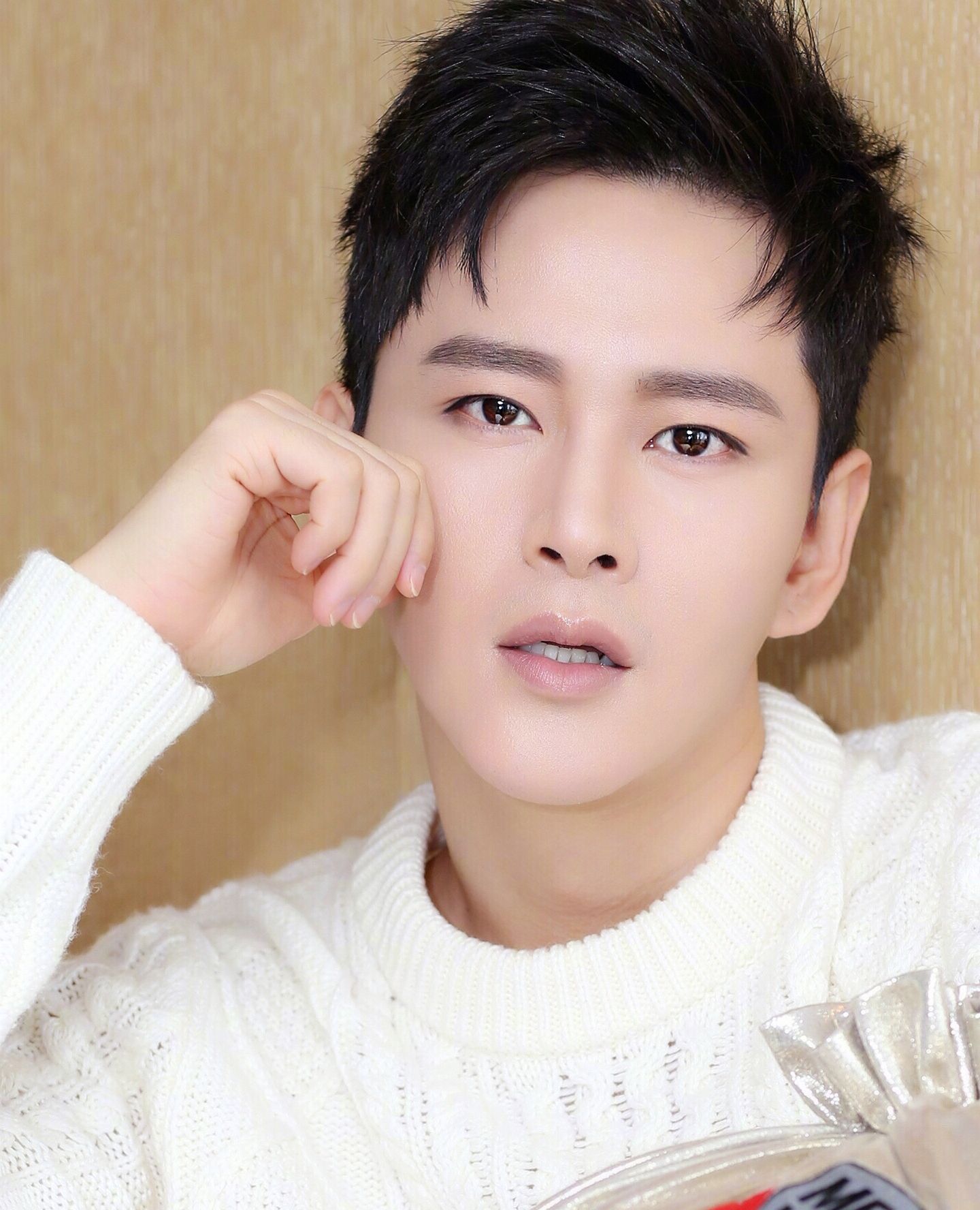 黄宥明的12张手机壁纸,图1一袭白衣,网友:被高颜值太监圈粉了