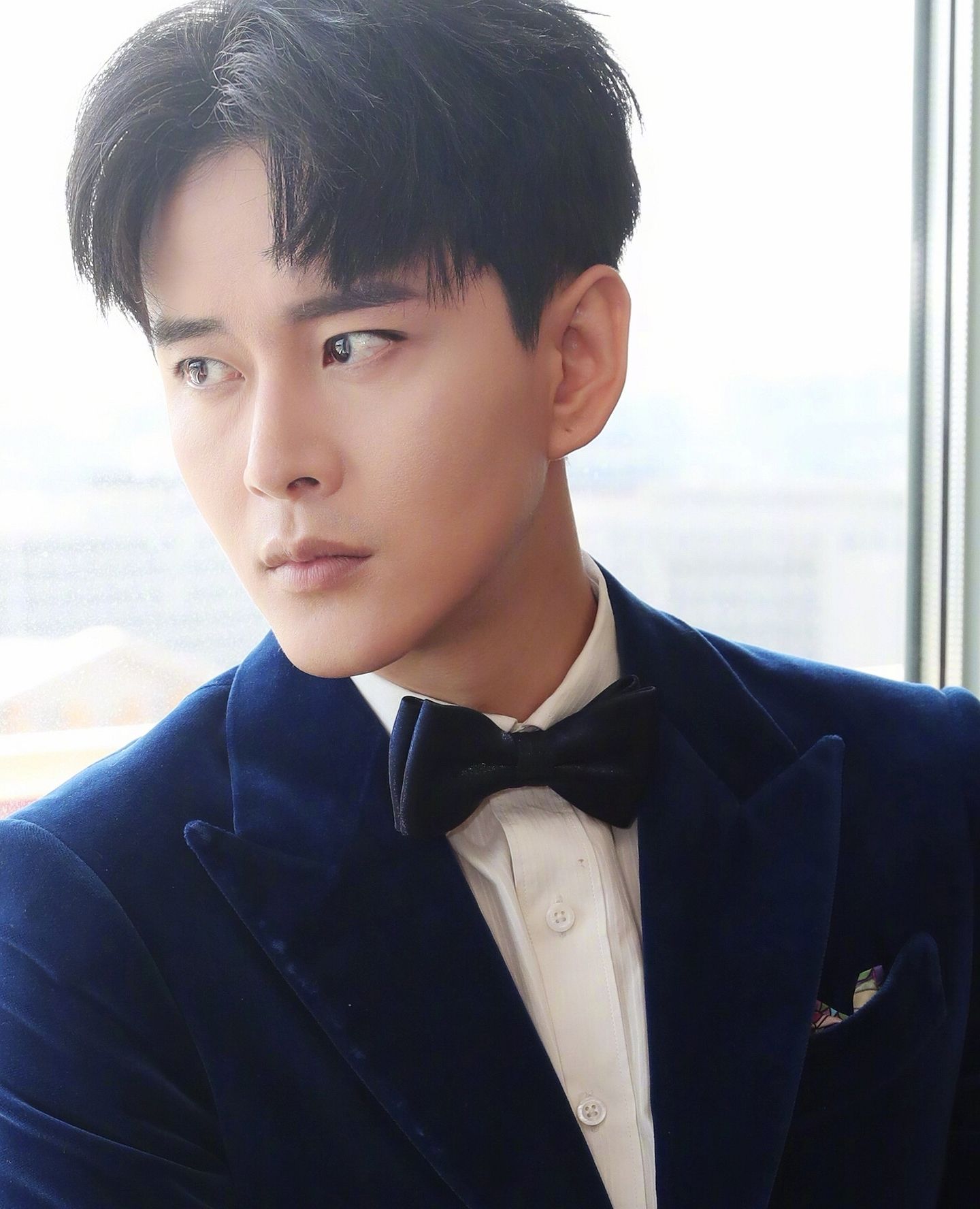 黄宥明的12张手机壁纸图1一袭白衣网友被高颜值太监圈粉了