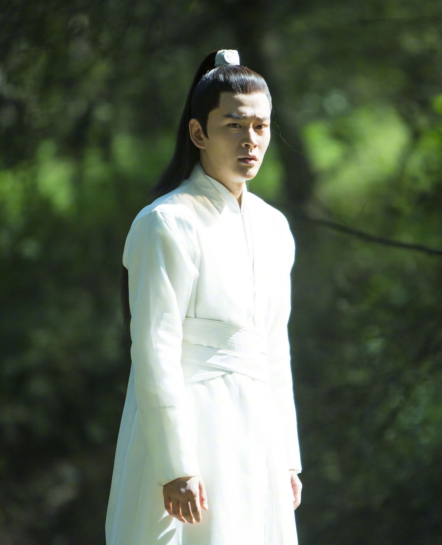 黄宥明的12张手机壁纸图1一袭白衣网友被高颜值太监圈粉了