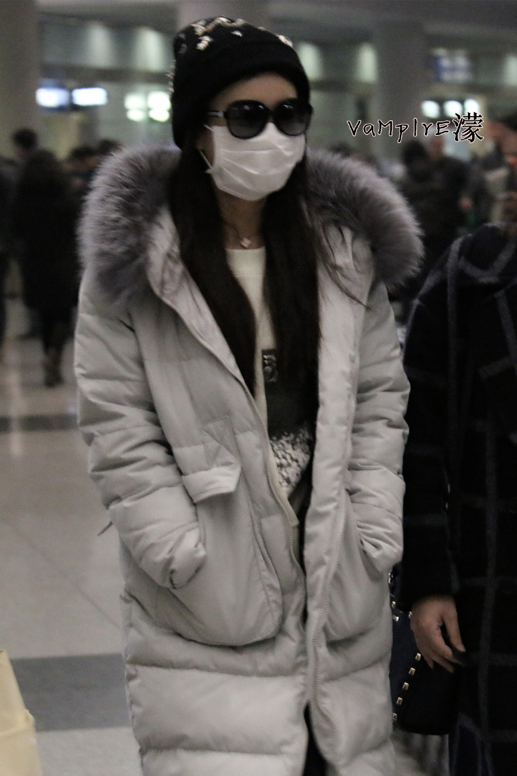 赵丽颖一身米色长羽绒服内搭白卫衣牛仔裤现身机场,休闲舒适温暖