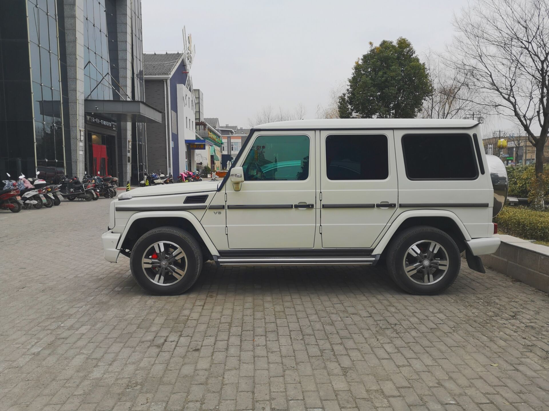 南通苏建名都城实拍白色奔驰g63amg