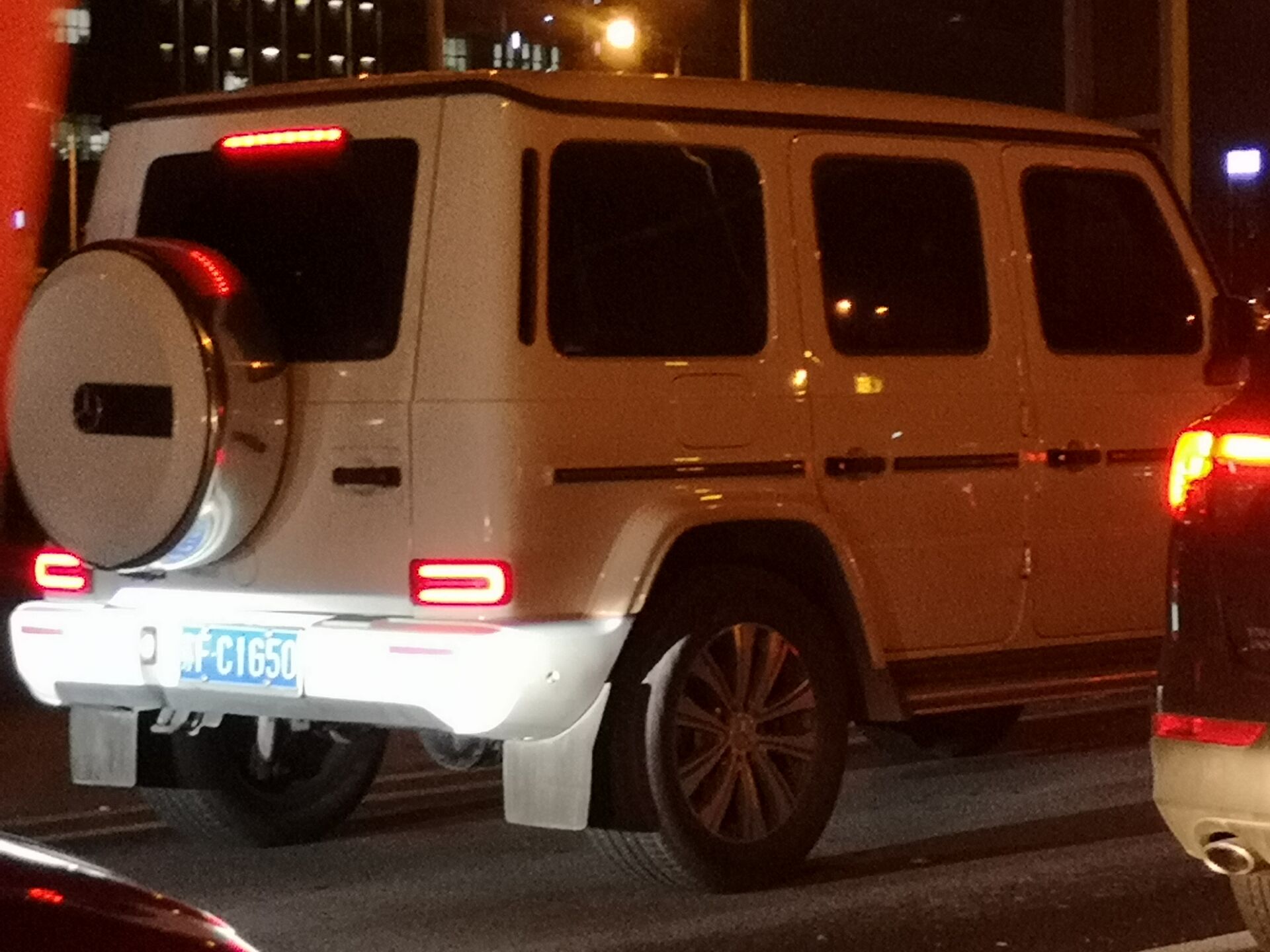 南通通州寒夜实拍白色奔驰g500车牌配车型