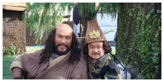 小矮人演员,几度合作张纪中,娶小十八岁娇妻,如今生活幸福