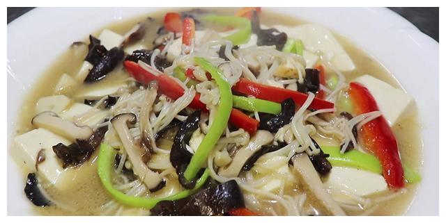 美食推荐:蕃茄鱼,菌菇烩豆腐,双椒鸡丝,自制肘花