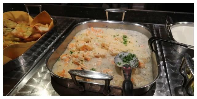 在越南吃自助餐吃5盘帝王蟹4只螃蟹看到账单懵了没搞错