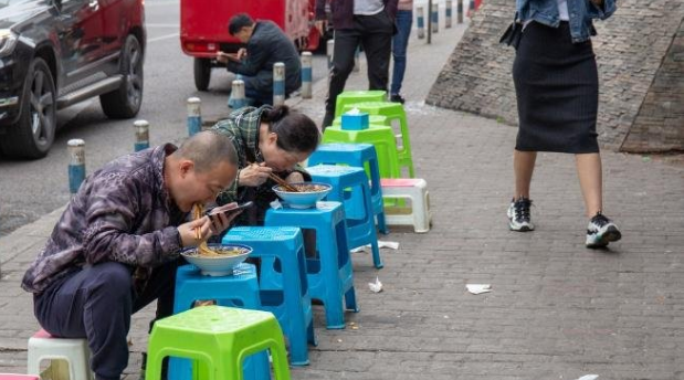 最"寒酸"面馆,露天就餐,还能排队10米远,一天卖了800多碗!