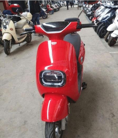 爱玛高性能电动车代表之作,专属定制高效电机,无限黑金刚控制器