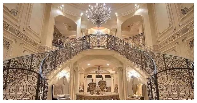 千万别委屈别墅，不配个大理石楼梯怎能体现豪宅气质