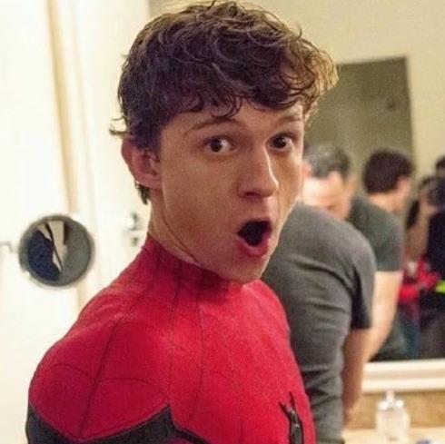 荷兰弟错把钢铁侠葬礼当婚礼,怪不得笑成这样!又被漫威坑了!