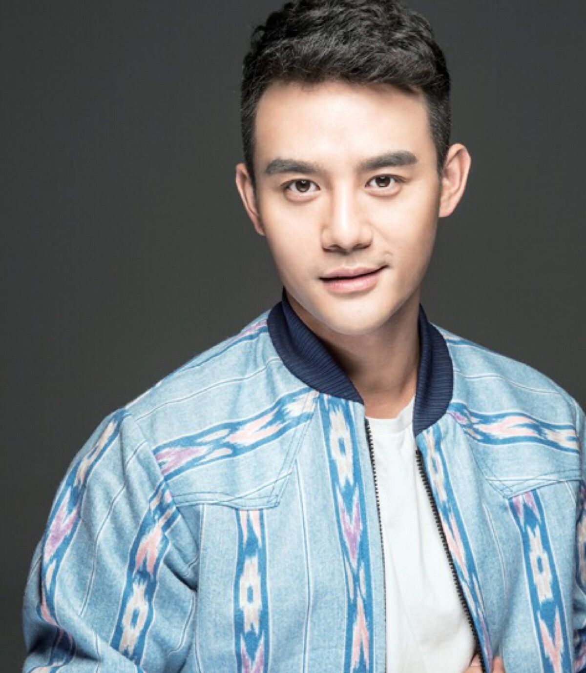 王凯好帅气呀!早期拍写真照片的他,完美诠释了成熟与霸气!